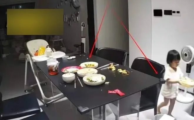 Camera giám sát ghi lại hành động giữa đêm của bé gái 2 tuổi khiến bố mẹ sửng sốt, không ngờ con lại như vậy