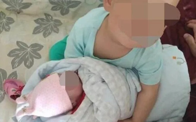 Cứ được con lớn bế là em sơ sinh sẽ khóc rất to, người mẹ phát hiện sự thật khi thay đồ cho con