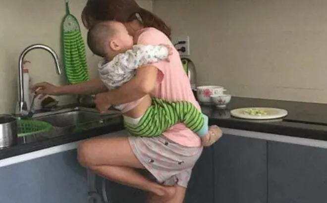 Bố vợ vượt 200 cây số lên thăm con rể ốm, thấy chân dung “người giúp việc” trong bếp liền bắt ly hôn