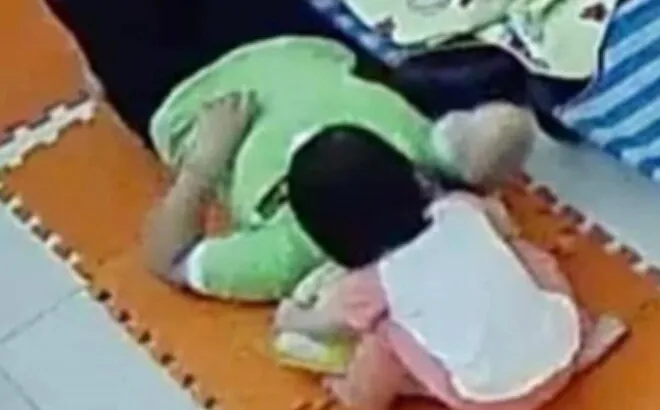 Giờ trưa ở nhà trẻ, mẹ kiểm tra camera thấy con gái không ngủ, liên tục có những hành động khó tin với giáo viên