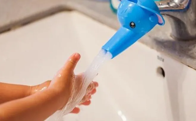 Con đi nhà trẻ về lặp đi lặp lại câu "Tay con bẩn", mẹ âm thầm tìm hiểu thì bật khóc khi biết lý do liên quan đến cô giáo