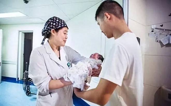 Con sơ sinh chào đời với nhiều lớp vảy trên cơ thể, bố sợ không dám bế liền bị bác sĩ mắng thiếu hiểu biết