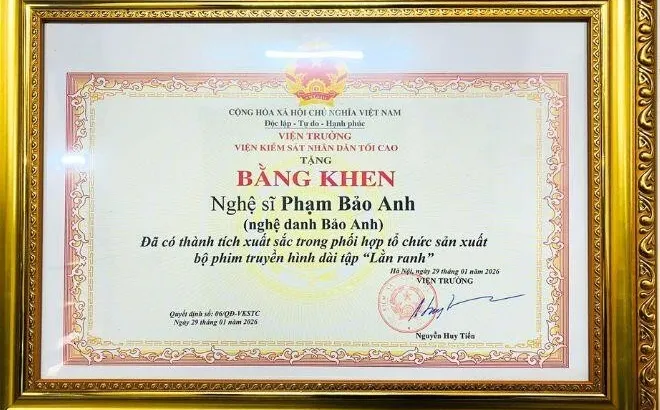 Nam diễn viên phim VTV bị nhầm là công an thật: Được Viện kiểm sát tặng bằng khen, lấy vợ đẹp kém 11 tuổi