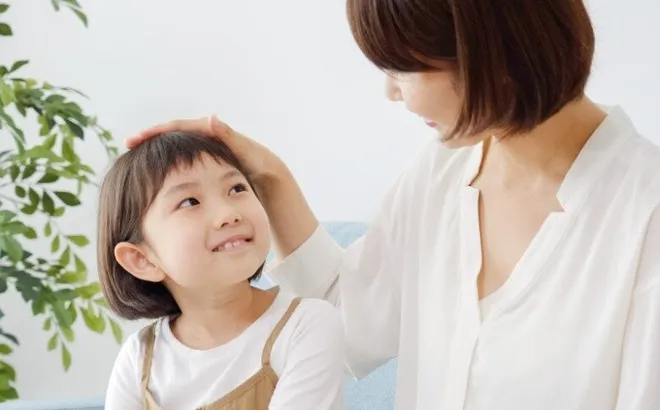 Con gái được khen "Cháu xinh quá", bố mẹ bé nghiêm túc yêu cầu: "Cô phải xin lỗi con gái tôi!"