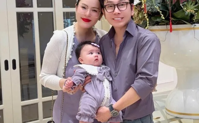 Con gái Phương Lê lần đầu được bố mẹ cho đi tiệc, lúc nào cũng cười khanh khách khiến vợ chồng NSƯT Vũ Luân tự hào