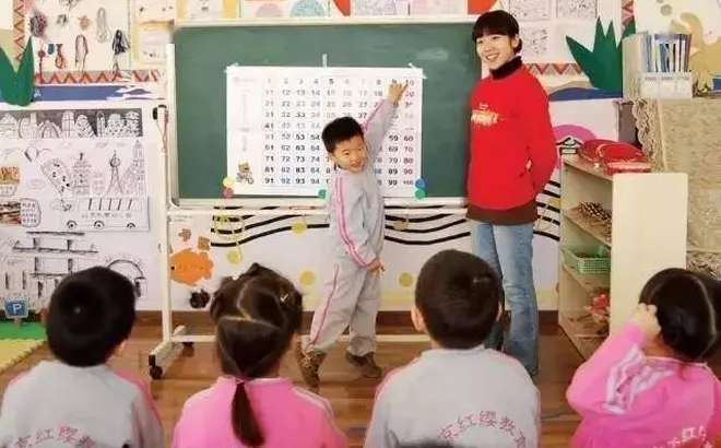 Cô giáo mặc váy ngắn đi dạy bị chụp trộm, mẹ mắng ầm ĩ trong nhóm chat khiến hiệu trưởng phải xin lỗi