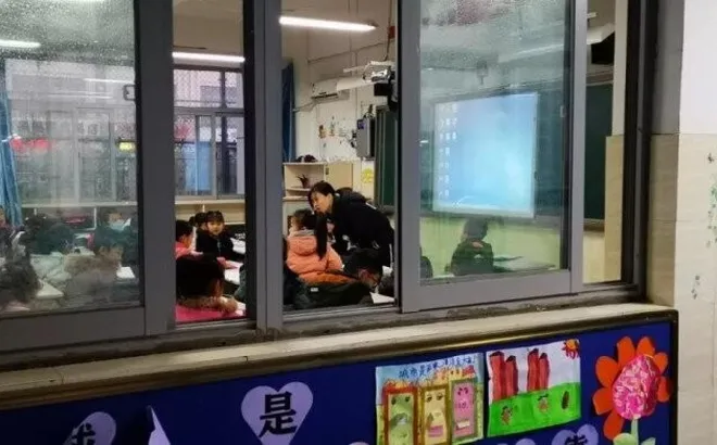 Bé gái 4 tuổi cứ thập thò trước cửa lớp học, mãi không đi vào, hiệu trưởng đau lòng khi biết sự thật