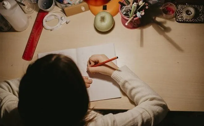 Mẹ Việt nhận "gạch đá" vì tự hào khoe con cấp 1 ngồi học đến khuya, cứ sai là tự tát vào mặt