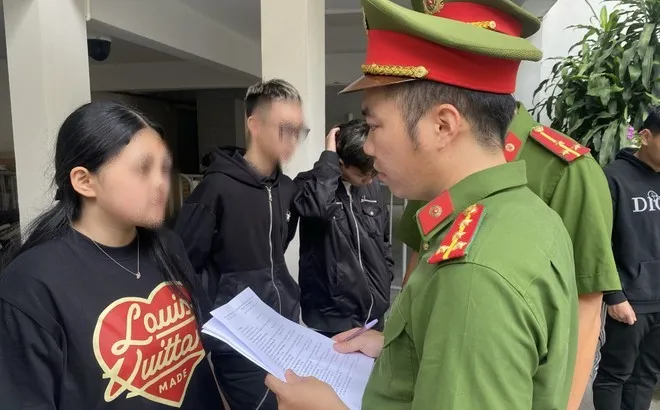 Lời khai hé lộ nguyên nhân “quái xế” tông trúng cô gái tử vong: Đi chụp ảnh ở phố cổ, đuổi theo đoàn xe náo loạn để “thăm dò” người quen rồi gây tai nạn