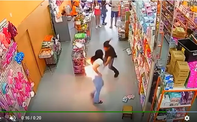 Clip: Điện thoại đút túi quần phát nổ, bộ phận cơ thể vợ bùng cháy như quả cầu lửa khiến chồng tái mặt