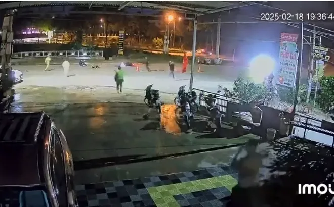 Clip: Khống chế nam thanh niên "thông chốt" kiểm tra nồng độ cồn, tông thẳng vào CSGT