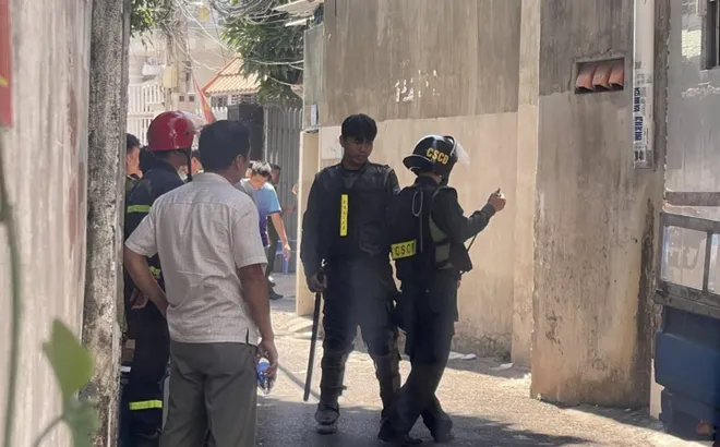 Người đàn ông cố thủ nhiều giờ trên tầng 2 sau khi đốt xe, đâm trọng thương cảnh sát