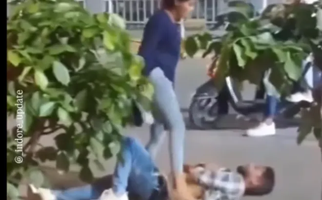 Clip: Bắt quả tang chồng ngoại tình, người vợ không ngại "tung chưởng", xé toang quần áo chồng ngay giữa đường vì quá uất ức