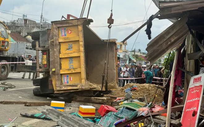 Những hình ảnh vô cùng xót xa trong vụ tai nạn nghiêm trọng xe tải tông xe máy nằm la liệt ở Quảng Ngãi