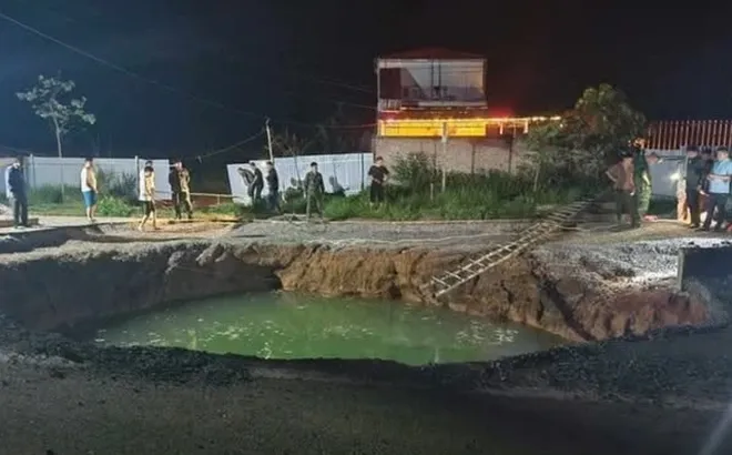 Xe máy tông bay hàng rào chắn bằng tôn lao xuống "hố tử thần": Tung tích nạn nhân vẫn là ẩn số