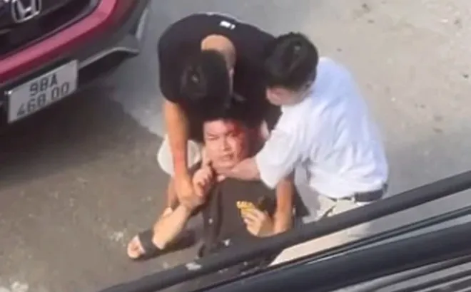 "Có biết tao là ai không" - người đàn ông lớn tuổi vừa nói vừa đánh thanh niên chảy máu đầu