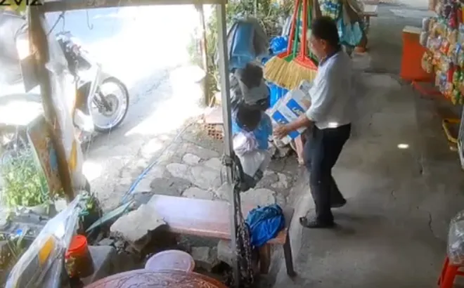 Clip: Chủ của hàng tạp hóa ngớ người khi khách nam hỏi mua rồi chở 3 thùng bia bỏ chạy không thanh toán