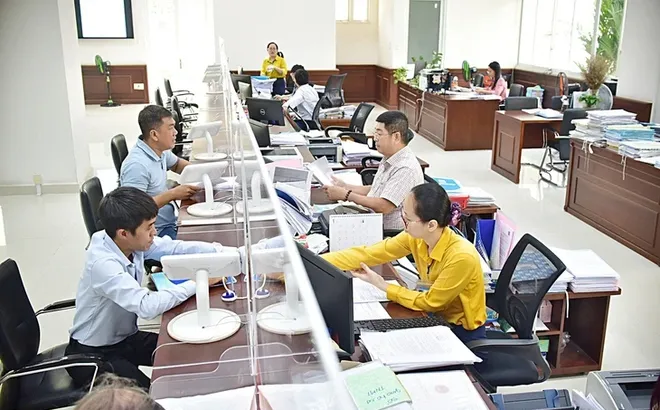 Thời hạn phải làm thủ tục sang tên sổ đỏ khi chuyển nhượng quyền sử dụng đất là bao lâu?