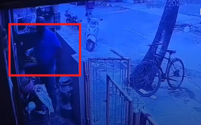 Clip: Người đàn ông đổ xăng, đốt lửa nhà họ hàng chỉ vì những điều