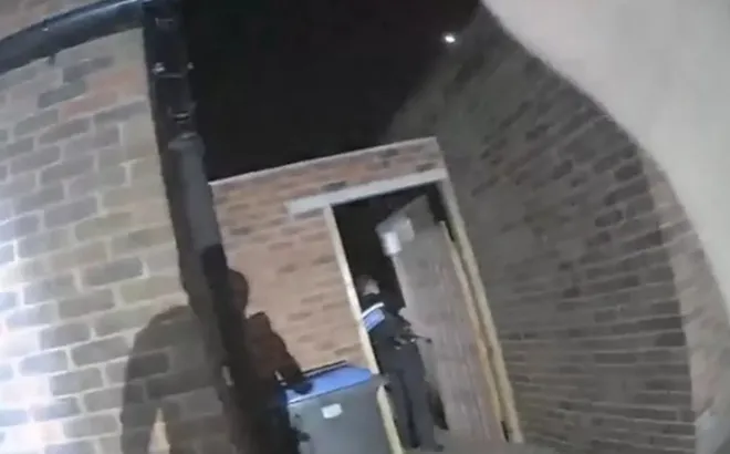 Khoảnh khắc cảnh sát ập vào ngôi nhà trống phát hiện nữ sinh 10 tuổi qua đời