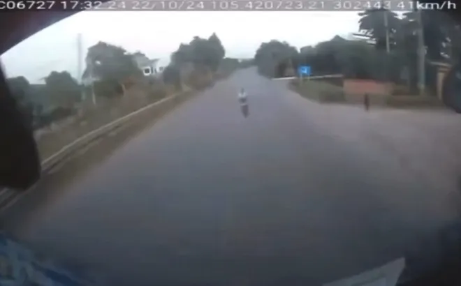 Camera hành trình ghi lại khoảnh khắc xe máy vỡ vụn khi lấn làn đâm trực diện vào ô tô