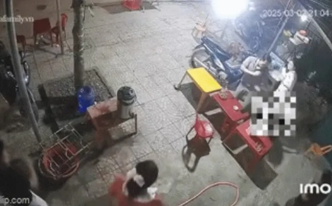 Clip: Quảng Trị, 2 người phụ nữ lao vào chửi bới ném đồ khiến bé trai vô tội bị cốc thủy tinh rơi trúng đầu