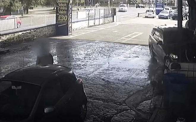 Phẫn nộ clip bố lao ô tô đâm vào người con trai: Rùng mình với lời khai