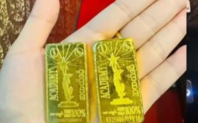 Mang thỏi vàng giá trị khủng đi bán vị khách hoang mang khi không tiệm nào dám mua vì lý do không ngờ