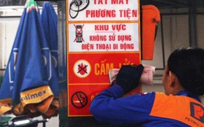 Từ 1/7/2025: Sử dụng điện thoại tại cây xăng có thể bị phạt đến 7 triệu đồng, có phải không, biết sớm kẻo mất tiền