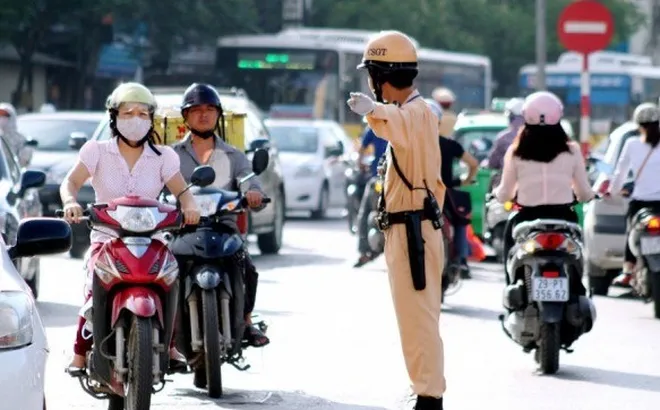 Từ nay: Người đi xe máy có bằng lái xe vẫn có thể bị phạt tới 8 triệu đồng nếu thuộc trường hợp này, càng cố tình vi phạm càng bị phạt nặng