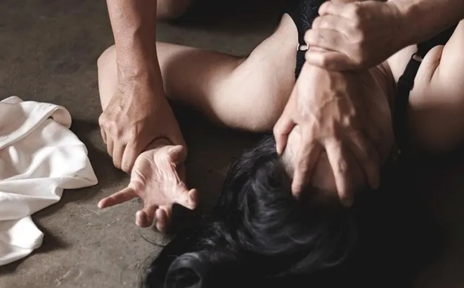 Đi tắm quên không khóa cửa phòng, cô gái bị bạn của bạn giở trò đồi bại