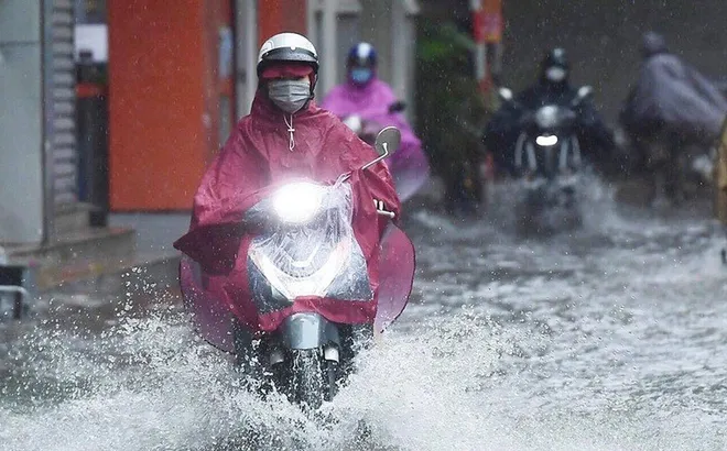 Từ nay: Người điều khiển xe máy có thể bị phạt tới 14.000.000 đồng nếu không bật đèn khi trời mưa, ai cũng cần lưu ý trường hợp này