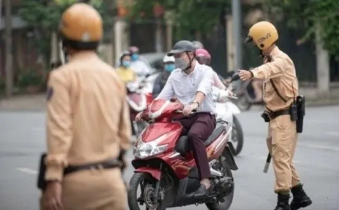 Xe máy dừng đèn đỏ đúng hiệu lệnh vẫn có thể bị xử phạt tới 6 triệu đồng nếu vi phạm lỗi rất nhiều người chủ quan mắc phải