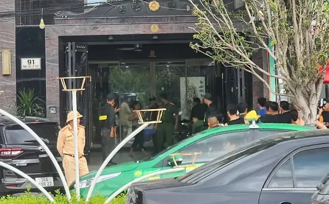 Clip: Nhiều cảnh sát có mặt tại nhà trùm giang hồ Mạnh "gỗ" ở Thanh Hóa để thực hiện nhiệm vụ