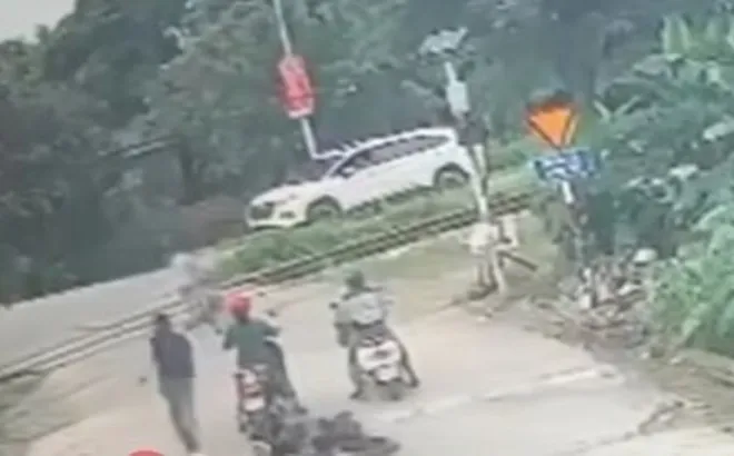Clip: Khoảnh khắc thanh niên lao đến kéo cháu bé khỏi đường ray chỉ trong tích tắc trước khi đoàn tàu lao đến
