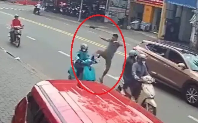 Clip: Dung mạo người đàn ông "tung chưởng" đạp ngã nữ xe ôm công nghệ trên đường ở TPHCM