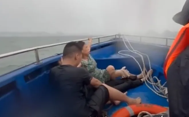 Clip: Trực tiếp cứu hộ nạn nhân tàu chở 53 người bị lật trên vịnh Hạ Long, một chi tiết đau xé lòng