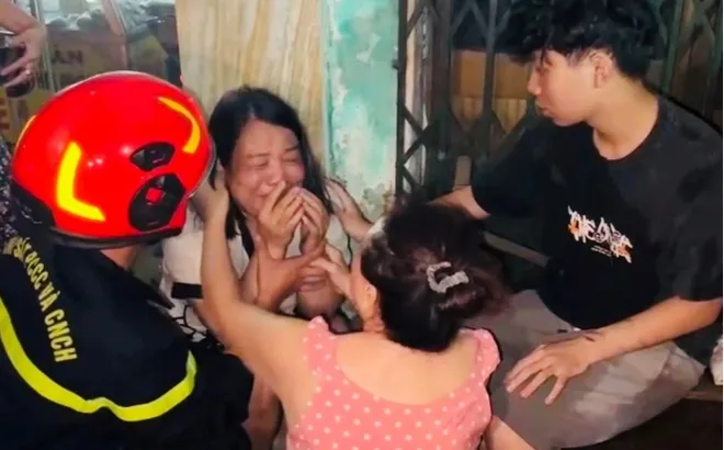 Hải Phòng: Thót tim 5 người mắc kẹt trong ngôi nhà khóa trái cửa cháy rừng rực trong đêm