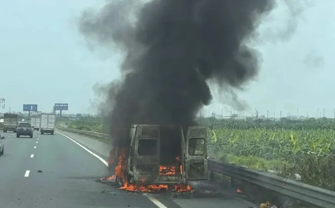 Ô tô 16 chỗ bốc cháy ngùn ngụt trên cao tốc Pháp Vân - Cầu Giẽ, hành khách hốt hoảng thoát thân không kịp lấy hành lý