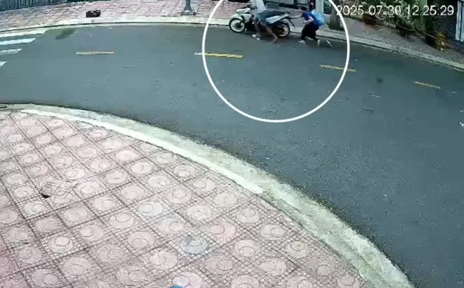 Clip: Trộm xe giữa ban ngày còn giằng co với chủ nhà như phim hành động