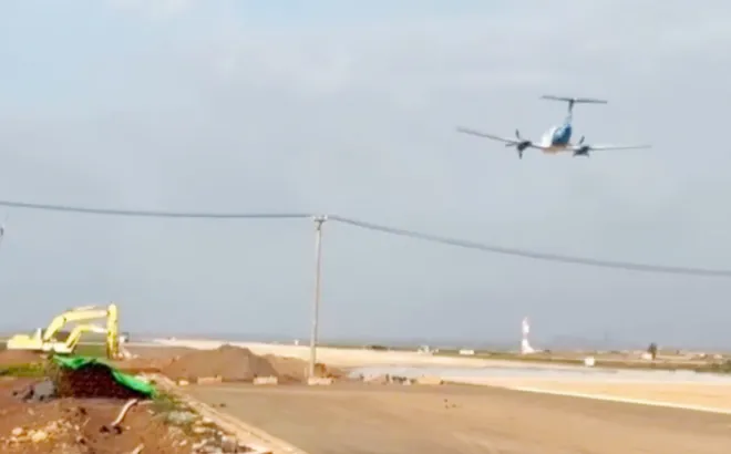 Clip: Đã mắt xem chuyến bay hiệu chuẩn đầu tiên trên sân bay Long Thành được thực hiện bằng máy bay chuyên dụng