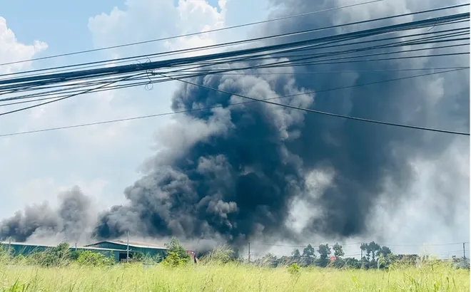 Hiện trường vụ cháy khói đen hàng chục mét cuồn cuộn kèm theo nhiều tiếng nổ lớn