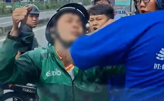 Người mặc áo xe ôm công nghệ chặn xe tải, đập kính ở TP.HCM là ai?