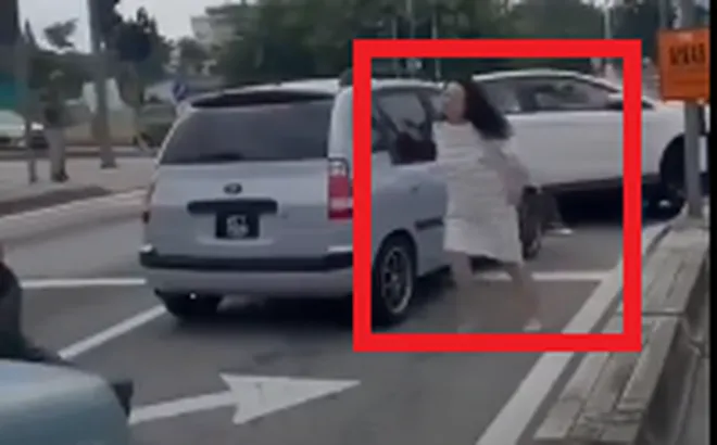 Chân dung nữ tài xế 24 tuổi mặc váy trắng cầm dao tấn công người trên phố gây náo loạn sau khi đâm vào 3 xe máy