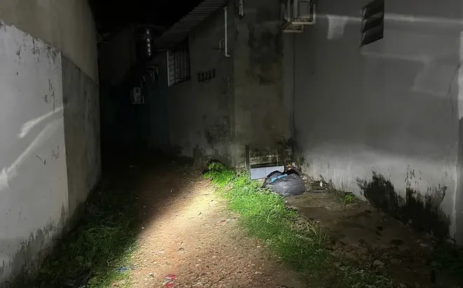 Sau nhiều tiếng la thất thanh, phát hiện người đàn ông mặc áo xe ôm công nghệ đã tử vong trong tư thế lạ