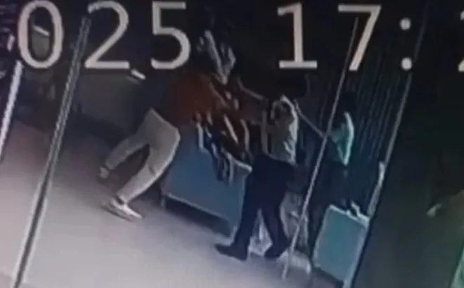 Danh tính 2 vợ chồng trẻ hành hung người phụ nữ 60 tuổi trước mặt nhiều người tại sảnh chung cư ở TP.HCM: Cammera tiết lộ điều gây phẫn nộ