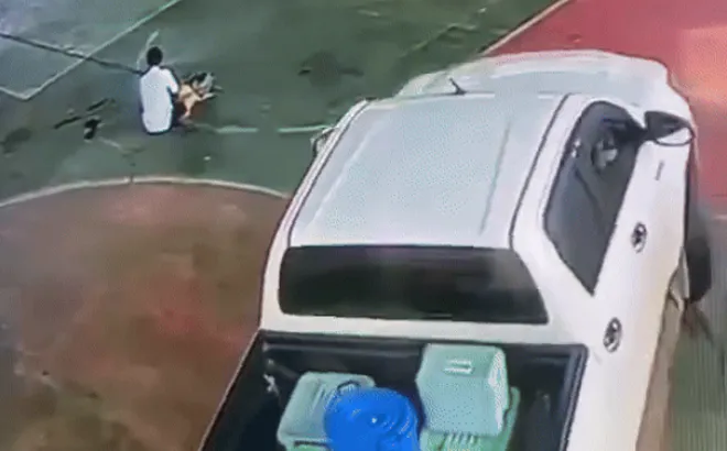 Đến trường đón vợ là giáo viên, chồng cán qua người nam sinh, camera ghi lại khoảnh khắc đầy căm phẫn