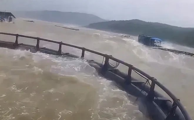 Cận cảnh sóng lớn, gió mạnh do ảnh hưởng bão số 5 đánh trôi nhiều lồng bè nuôi cá của người dân