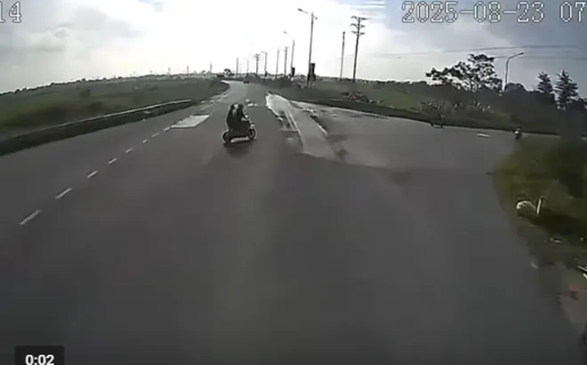 Cú bẻ lái làm nên cảnh hãi hùng của xe tải khi tránh xe máy: Đâm trực diện 1 xe máy khác dừng đỗ