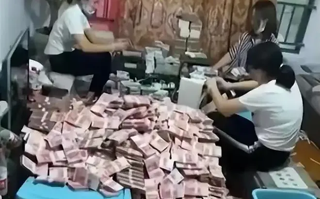 Người đàn ông ăn mặc tuềnh toàng, lái xe hỏng đi thuê nhà: Hé lộ bí mật khủng khiếp bên trong căn hộ với 700 tỷ đồng tiền mặt vương vãi đầy sàn